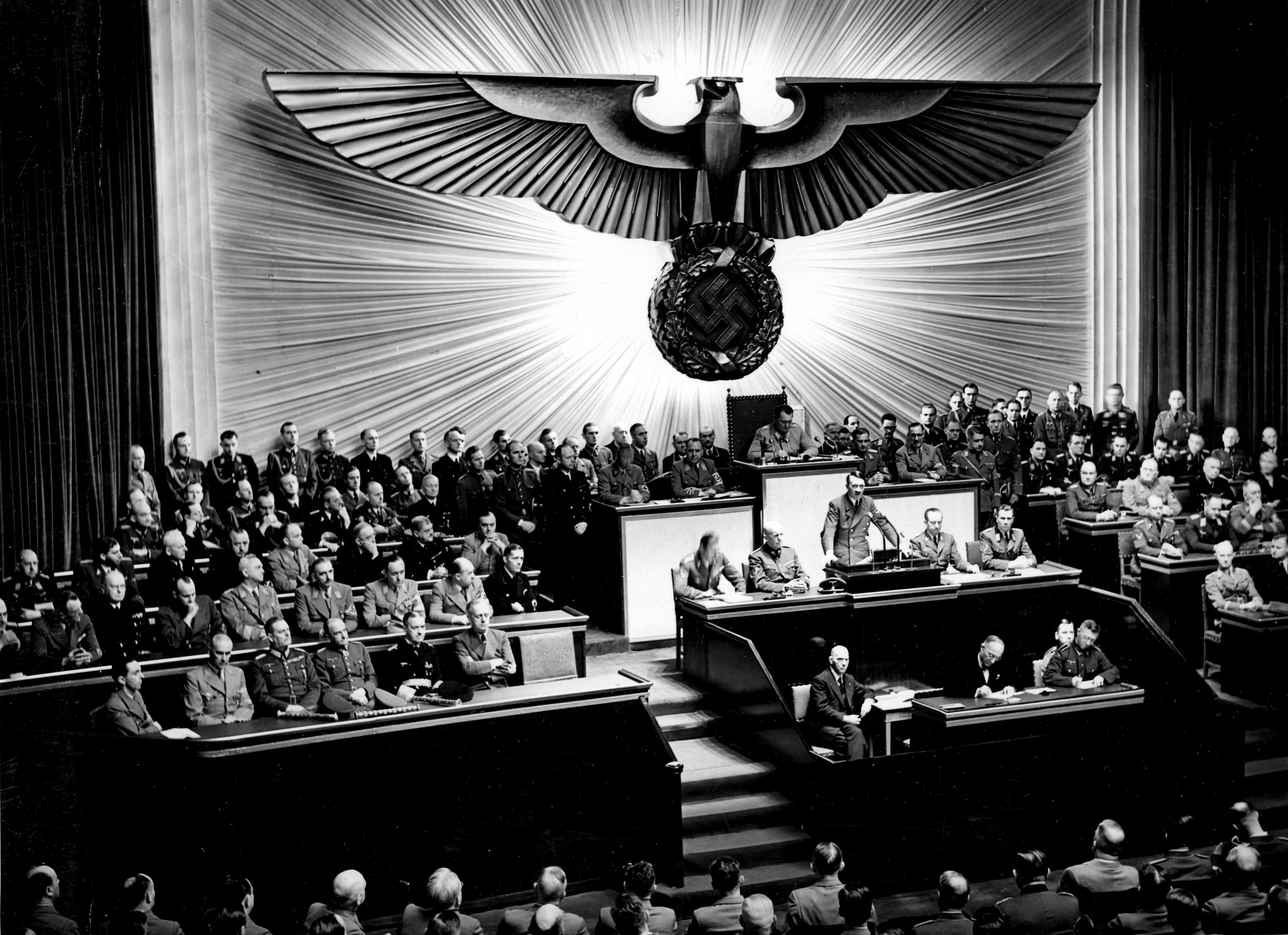 Berlin, Kroll-Oper.- Reichskanzler Adolf Hitler während seiner Rede vor dem Reichstag zur Kriegserklärung an die Vereinigten Staaten